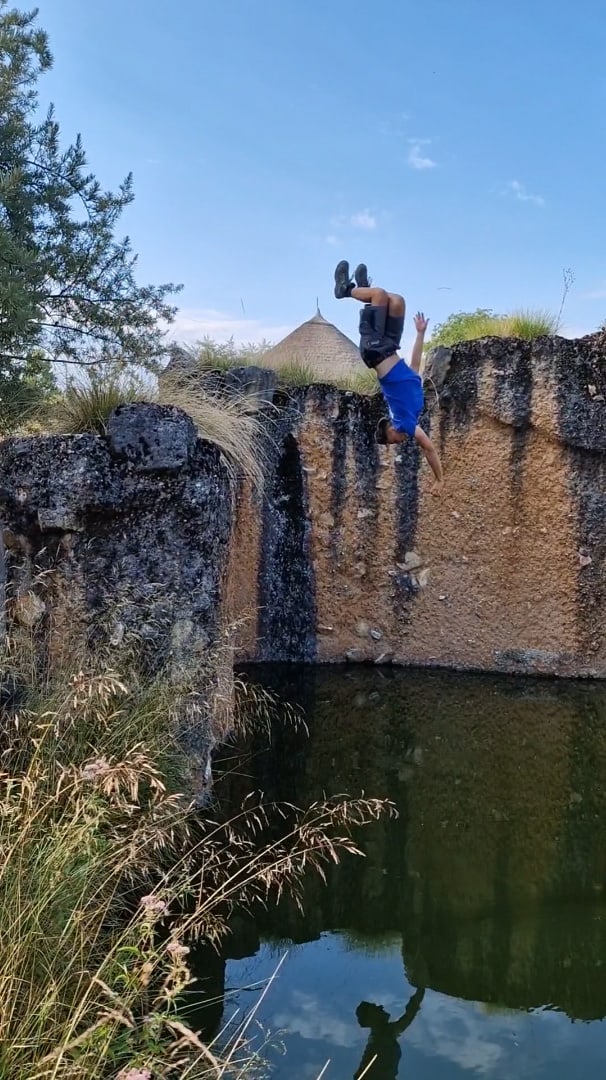 Tierpfleger*innen des Zoo Zürich springen im Rahmen der Teichchallenge 2022 ins Wasser.