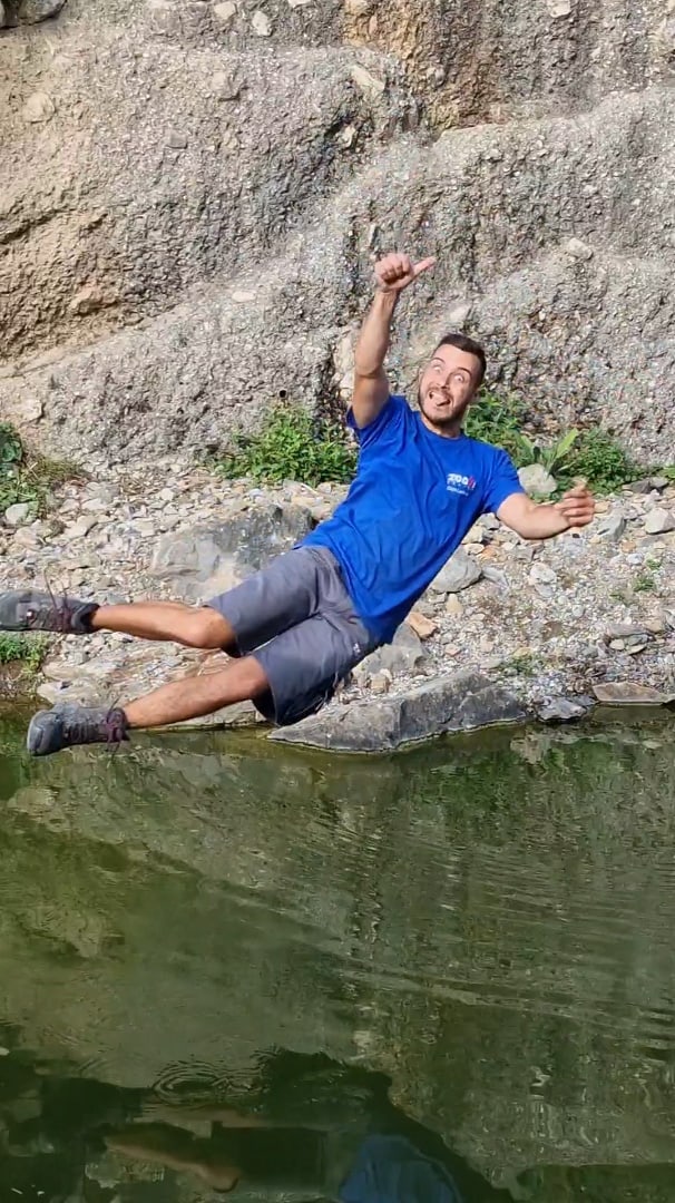 Tierpfleger*innen des Zoo Zürich springen im Rahmen der Teichchallenge 2022 ins Wasser.
