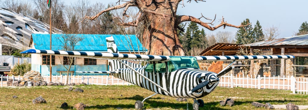 Lewa Savanne Zoo Zürich mit Flugfeld und Lewa-Dorf.