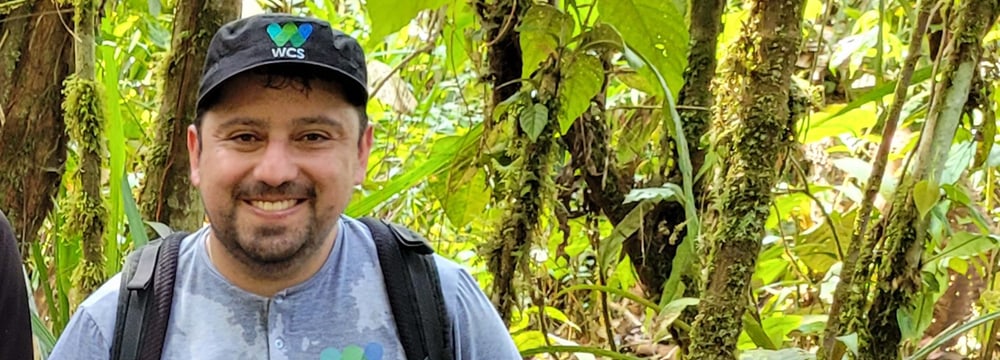 Conservation Fellow Gustavo Gonzalez Duran, Programmleiter Amphibien im Naturschutzprojekt Amphibian Survival.