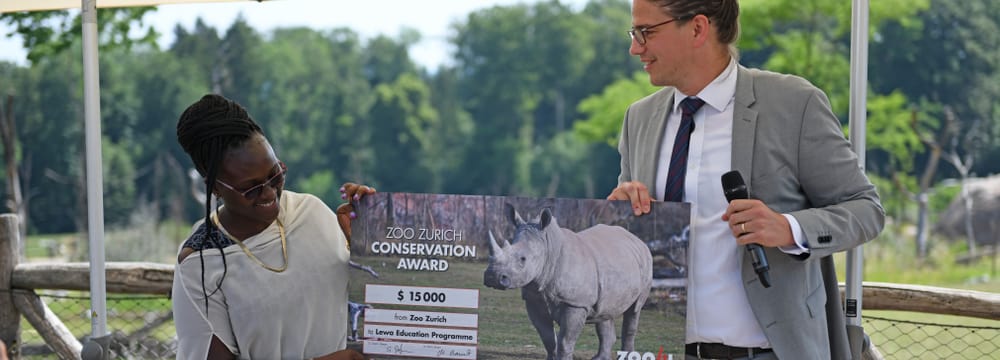 Purity Kinoti, Leiterin Bildung im Lewa Wildlife Conservancy, übernimmt von Zoodirektor Severin Dressen den Conservation Award.