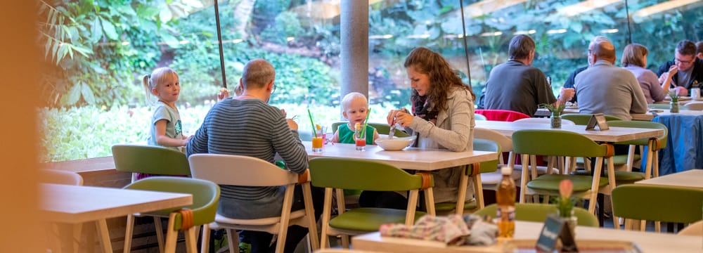 Gastraum des Restaurants Masoala im Zoo Zürich, 2022.