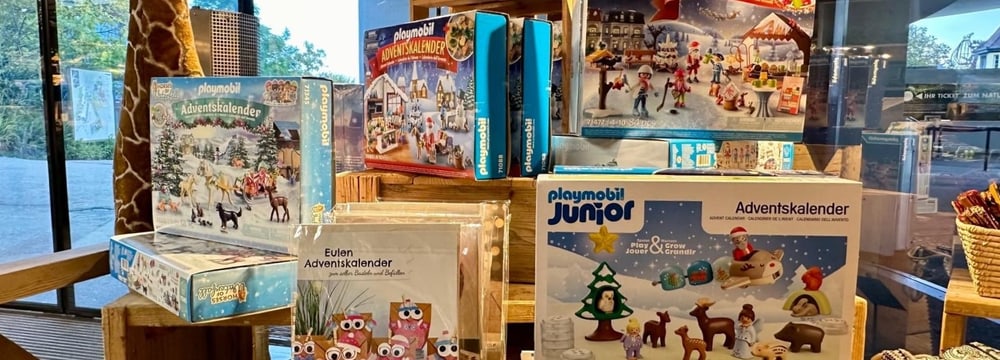 Auslage im Zooshop mit Adventskalendern.