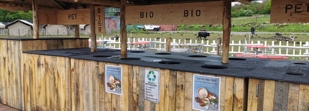 Biosammelstelle beim Ubele Kiosk in der Lewa Savanne des Zoo Zürich.