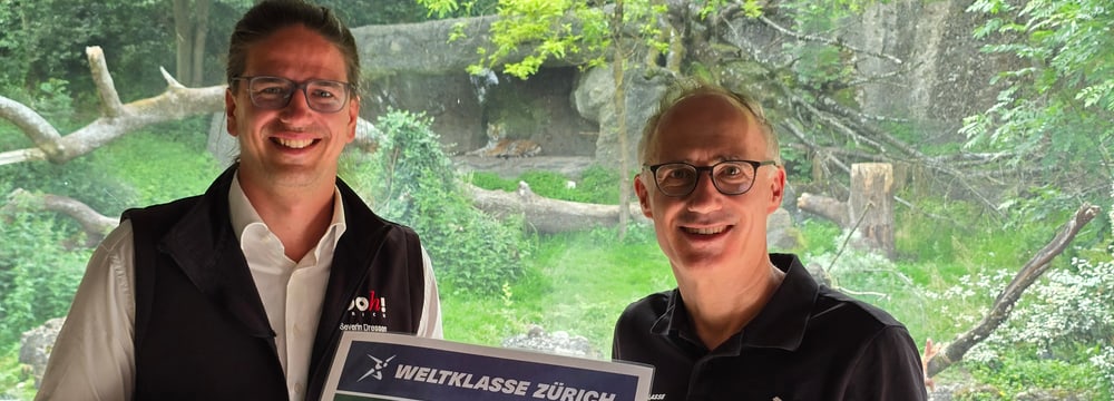 Scheckübergabe nach dem Weltklasse Zürich Zoo Run 2025, Zoodirektor Severin Dressen und Christoph Joho, Co-Meeting Direktor Weltklasse Zürich.