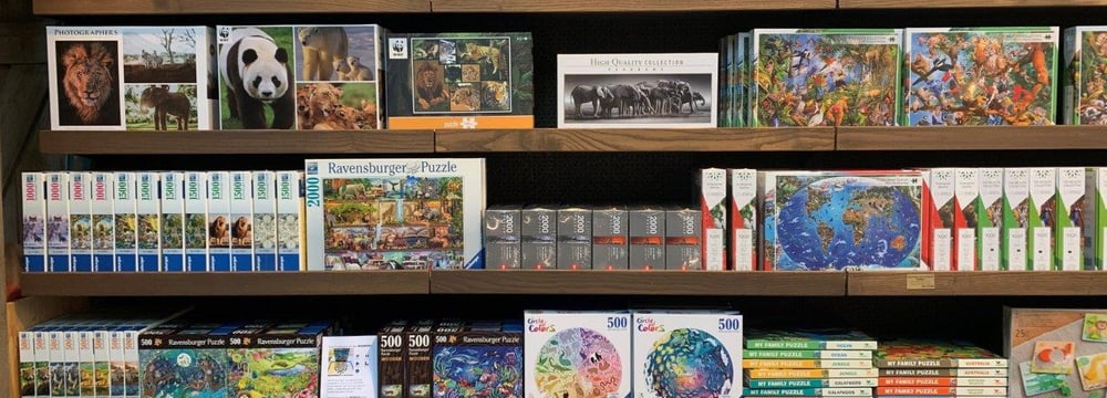 Auslage im Zooshop mit verschiedenen Puzzles.