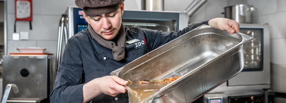 Der Auszubildende Koch Wahid Oural in der Küche des Restaurants Pantanal.