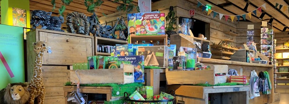 Auslage im Zooshop des Zoo Zürich.