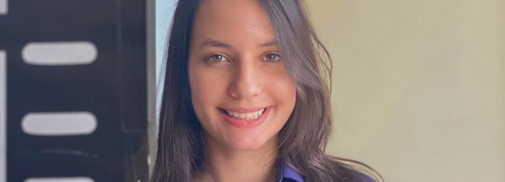 Conservation Fellow Maria Eduarda Monteiro Nascimento, Veterinärin und Wissenschaftliche Mitarbeiterin am Instituto Arara Azul.