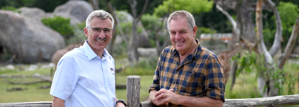 Dr. Martin Bauert (Leiter Naturschutz) und Ian Craig (Gründer Lewa Wildlife Conservancy und Board Northern Rangelands Trust NRT) in der Lewa Savanne des Zoo Zürich.