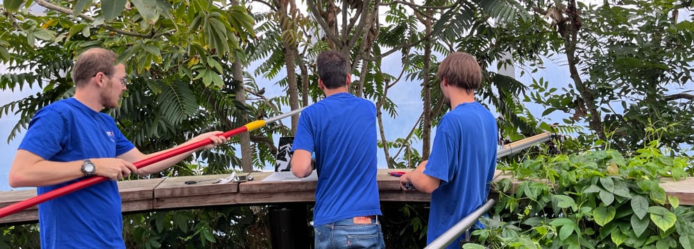Forschungsteam ETH BiodivX bei Tests im Masoala Regenwald des Zoo Zürich.