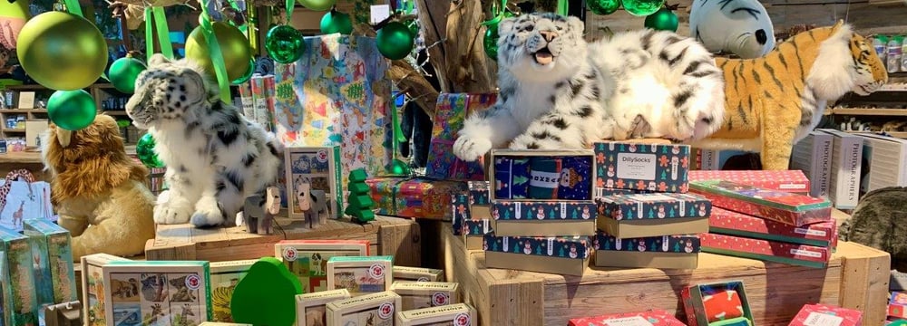 Auslage im Zooshop mit Geschenkideen.