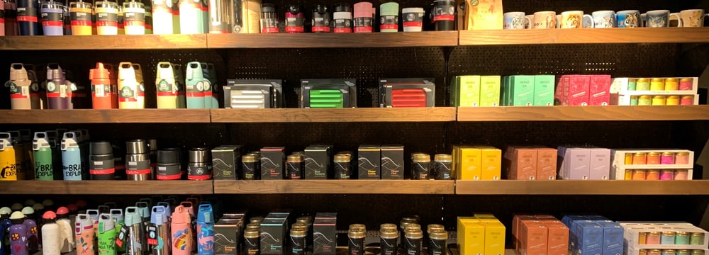 Gestell mit Gewürzen im Zooshop des Zoo Zürich.