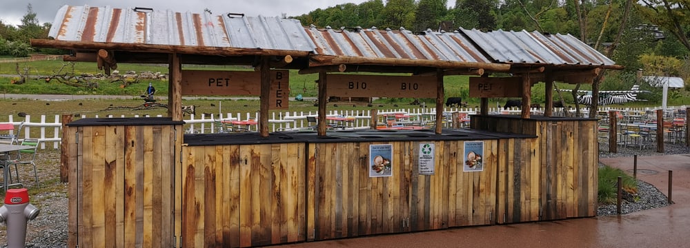 Biosammelstelle beim Ubele Kiosk in der Lewa Savanne des Zoo Zürich.