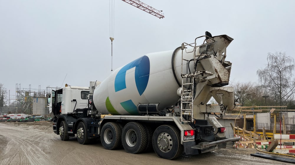 Ein Fahrzeug von Holcim auf der Pantanal-Baustelle im Zoo Zürich.