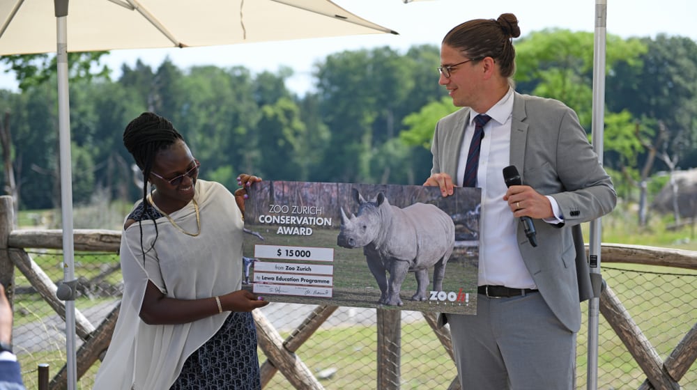 Purity Kinoti, Leiterin Bildung im Lewa Wildlife Conservancy, übernimmt von Zoodirektor Severin Dressen den Conservation Award.