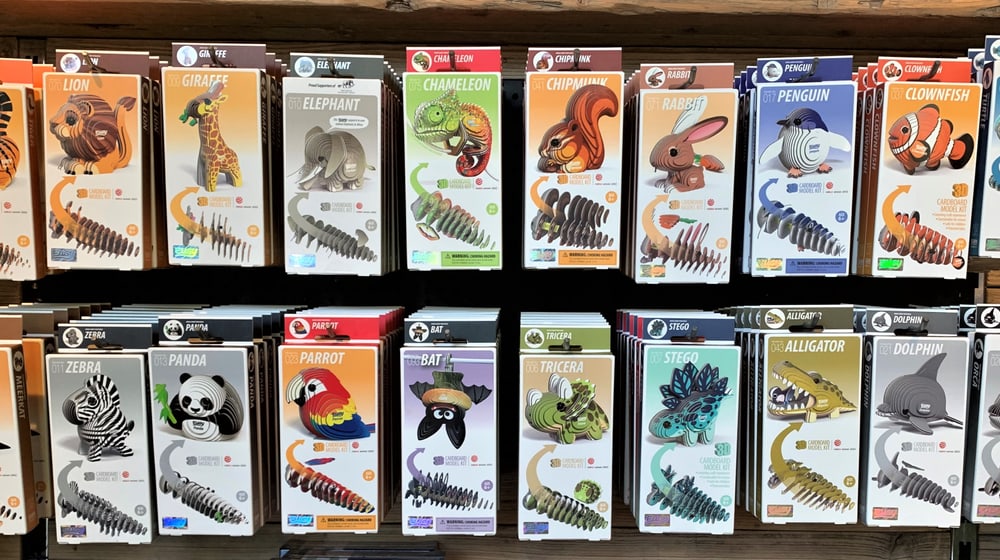 Eugy-Bastelsets mit 3D-Kartontieren im Zooshop.