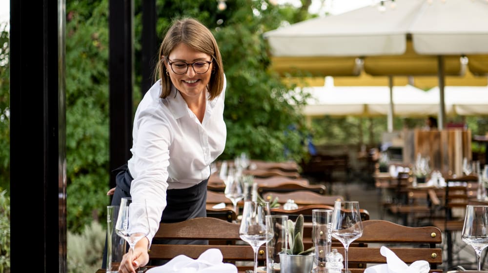 Restaurantfachfrau im Restaurant Altes Klösterli des Zoo Zürich.