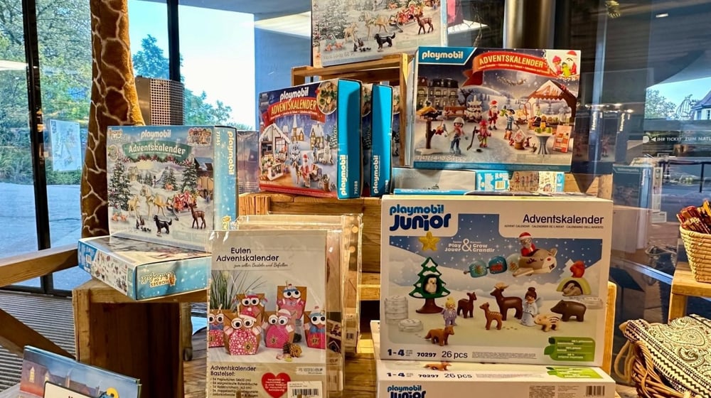 Auslage im Zooshop mit Adventskalendern.