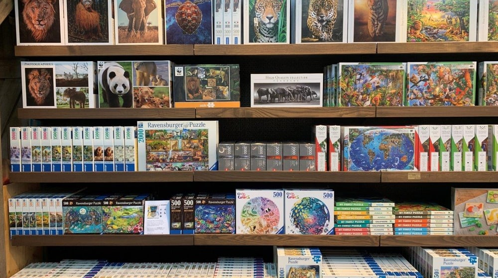 Auslage im Zooshop mit verschiedenen Puzzles.