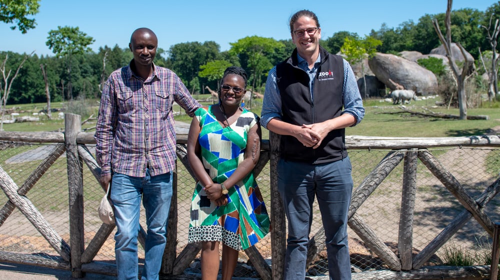 (v.l.) Edward Ndiritu, Head of Anti-Poaching, und Purity Kinoti, Head of Education, mit Zoodirektor Severin Dressen.