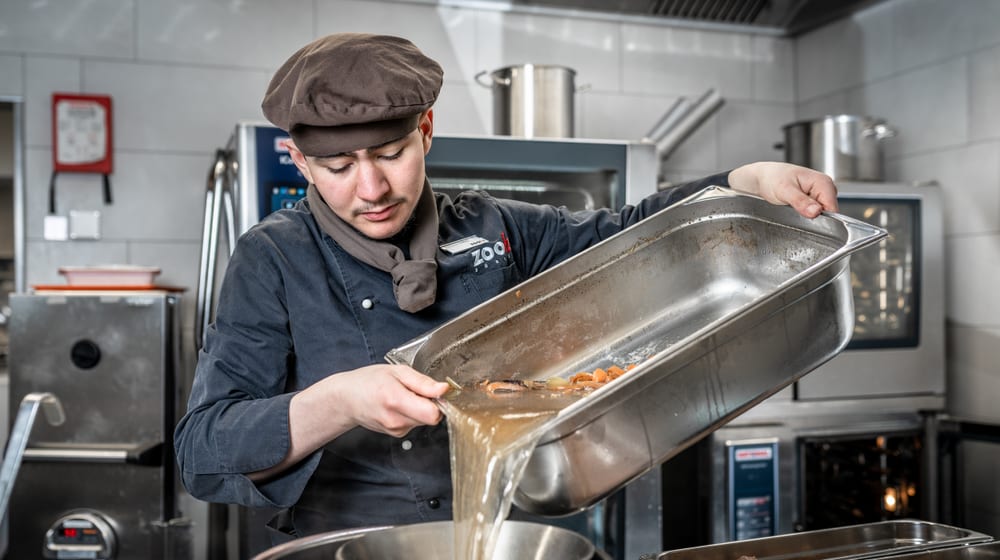 Der Auszubildende Koch Wahid Oural in der Küche des Restaurants Pantanal.