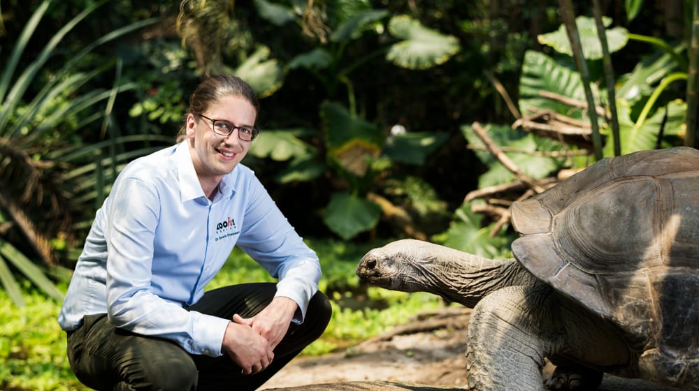 Dr. Severin Dressen mit Aldabra-Riesenschildkröte im Masoala Regenwald.