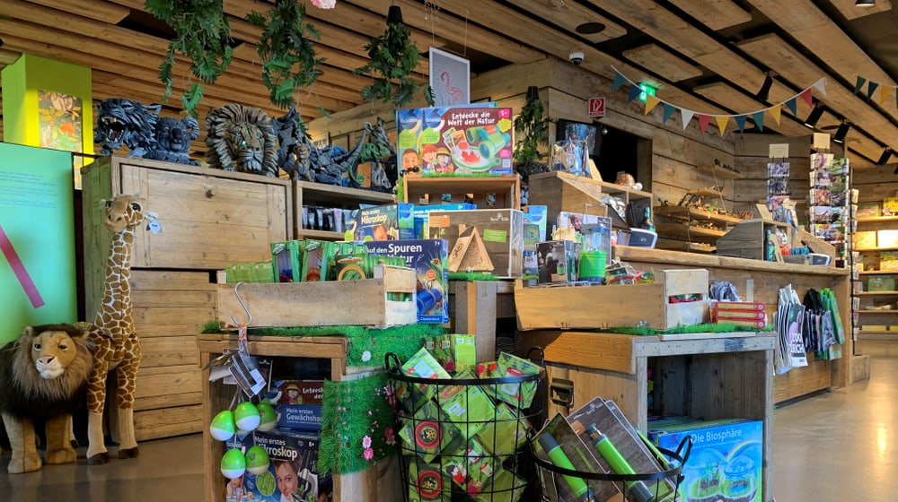 Auslage im Zooshop des Zoo Zürich.