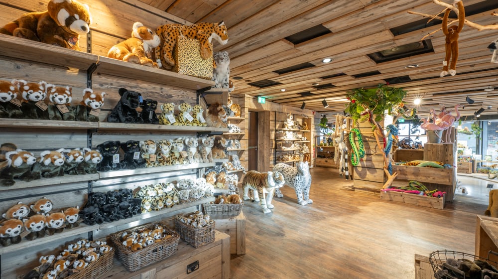 Innenaufnahme aus dem Zooshop beim Haupteingang, Januar 2025.