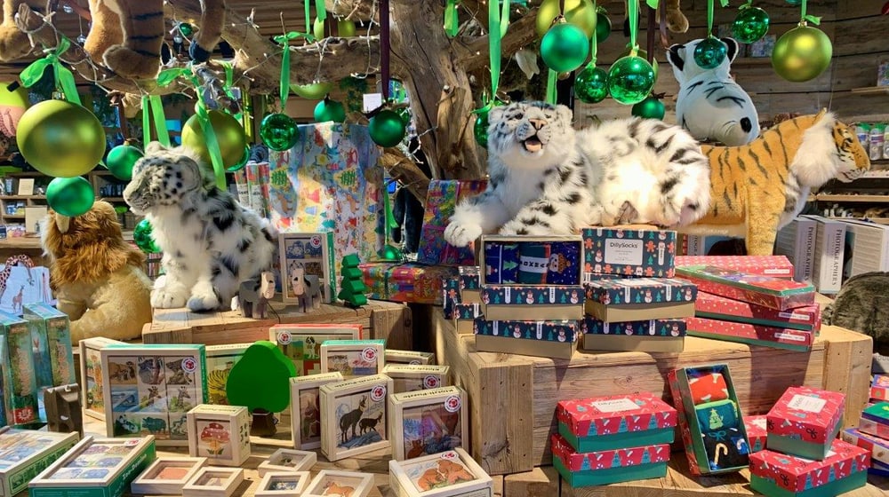 Auslage im Zooshop mit Geschenkideen.