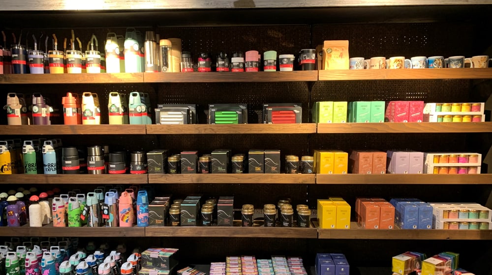 Gestell mit Gewürzen im Zooshop des Zoo Zürich.