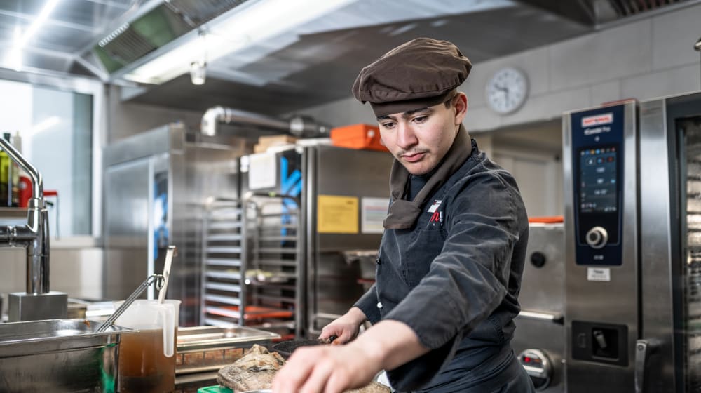 Mitarbeiter Zoorestaurants in der Grossküche