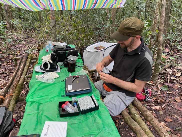 Person in selbstgebauten Naturlabor im Makira Naturpark