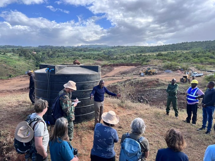 John Kinoti, CPPO im Lewa Wildlife Conserverancy in Kenia, erklärt einer Gruppe das Subuiga-Damm-Projekt.