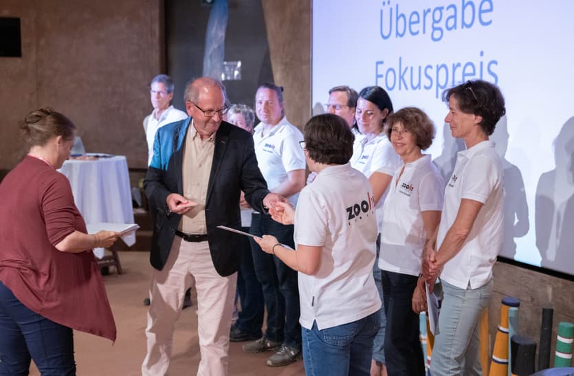 Übergabe der Einzelpreise bei der Fokuspreisverleihung von Alzheimer Zürich.