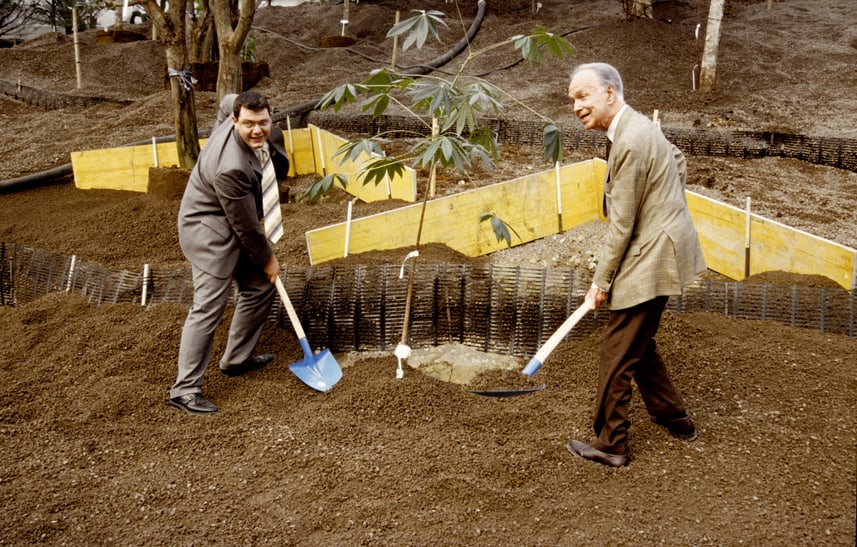 Andreas Hohl (l.) und Hans Vontobel beim Richtfest für den Masoala Regenwald.