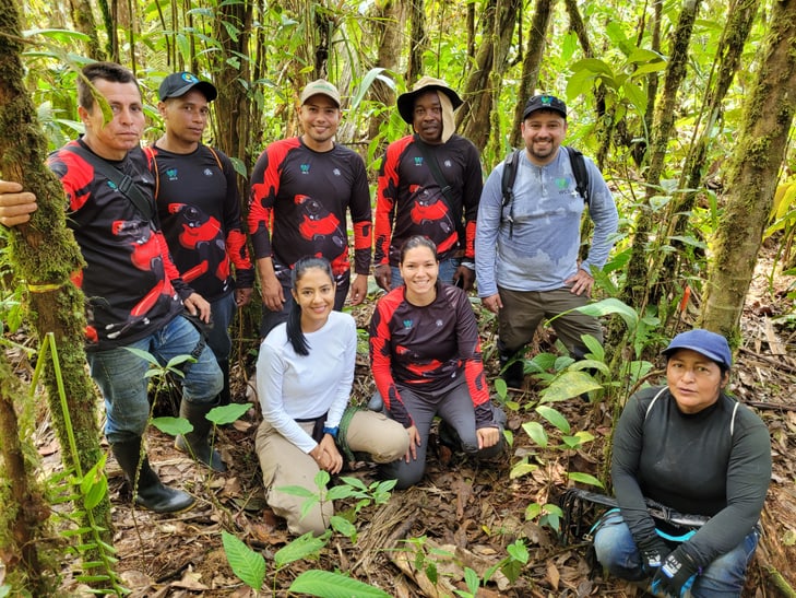 Conservation Fellow Gustavo Gonzalez Duran, Programmleiter Amphibien im Naturschutzprojekt Amphibian Survival, mit einer Gruppe bei einem Feldeinsatz.