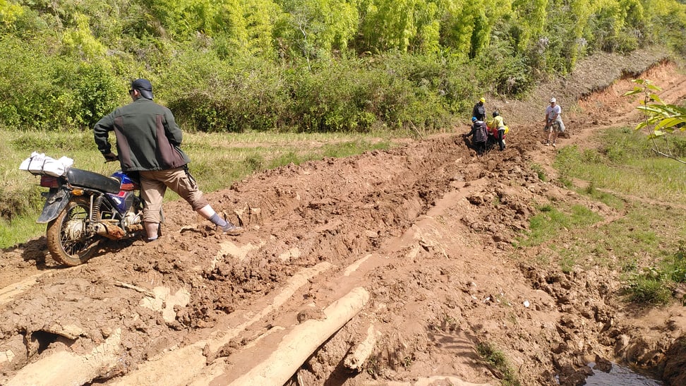 Motorräder auf unbefestigtem Weg auf Madagaskar