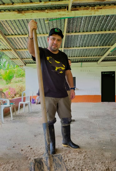 Conservation Fellow Gustavo Gonzalez Duran, Programmleiter Amphibien im Naturschutzprojekt Amphibian Survival.