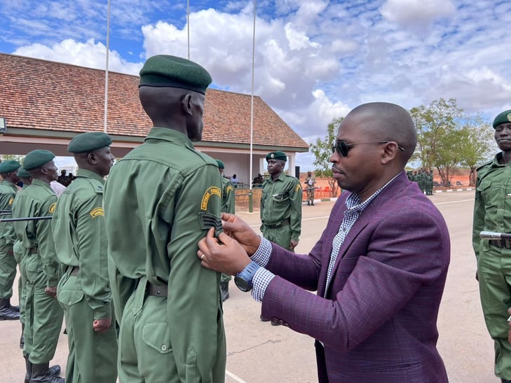 John Kinoti, CPPO im Lewa Wildlife Conserverancy in Kenia, bei der Absolventenfeier der Manyani Law Enforcement Academy.