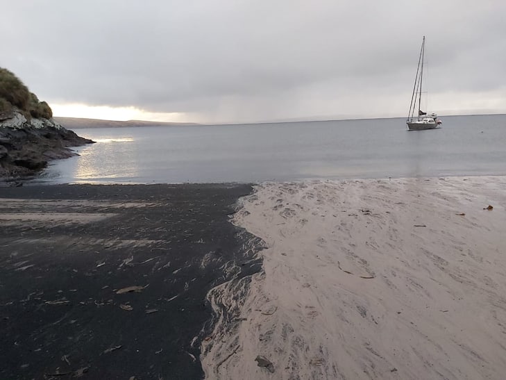 Strand auf Hummock, teilweise noch mit Torferde bedeckt.