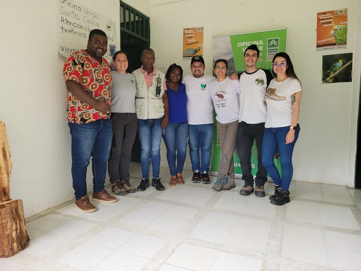 Conservation Fellow Gustavo Gonzalez Duran, Programmleiter Amphibien im Naturschutzprojekt Amphibian Survival, mit einer Gruppe.