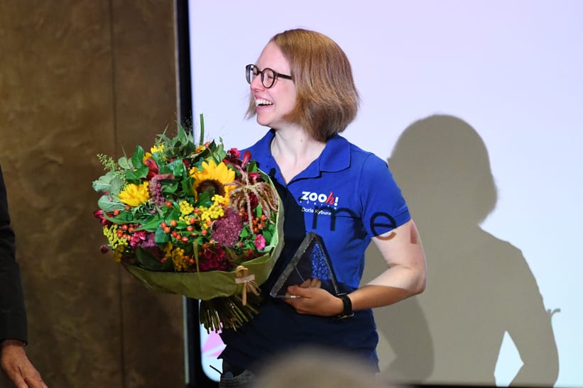 Doris Kyburz nimmt den Fokuspreis stellvertretend entgegen.