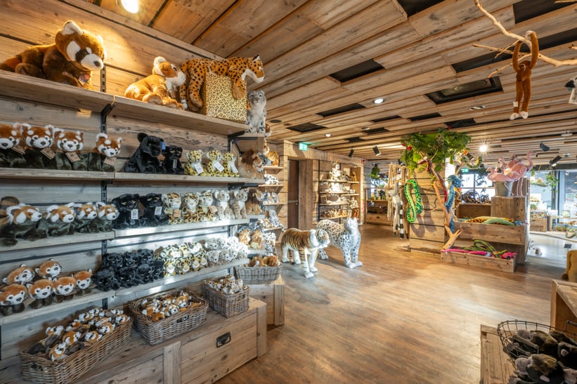 Innenaufnahme aus dem Zooshop beim Haupteingang, Januar 2025.