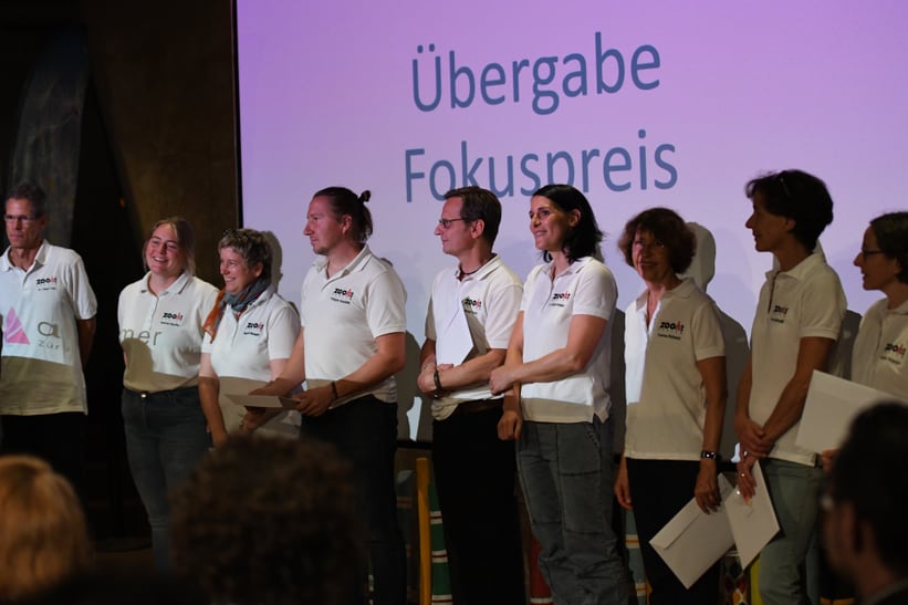 Zooführer*innen des Zoo Zürich nehmen Fokuspreis entgegen.