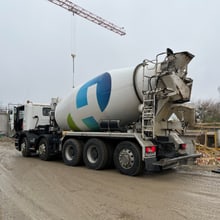 Ein Fahrzeug von Holcim auf der Pantanal-Baustelle im Zoo Zürich.