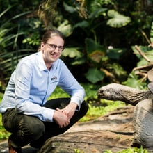 Dr. Severin Dressen mit Aldabra-Riesenschildkröte im Masoala Regenwald.