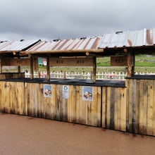 Biosammelstelle beim Ubele Kiosk in der Lewa Savanne des Zoo Zürich.