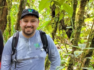 Conservation Fellow Gustavo Gonzalez Duran, Programmleiter Amphibien im Naturschutzprojekt Amphibian Survival.