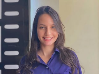 Conservation Fellow Maria Eduarda Monteiro Nascimento, Veterinärin und Wissenschaftliche Mitarbeiterin am Instituto Arara Azul.